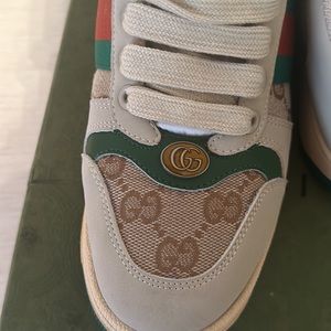 Gucci sneakers no scuff comes with box and dust bag